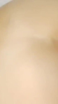 Ragazza bollente in pantaloni di pelle attillati e giacca di pelle si fa sborrare sul culo