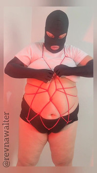 BBW - une femme sexy ligotée s’amuse beaucoup !