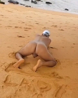 Ladysilvas: Ladysilva plajda çıplak ve seksi bronzlaşma çizgisiyle seksi bronzlaşmış götünü gösteriyor