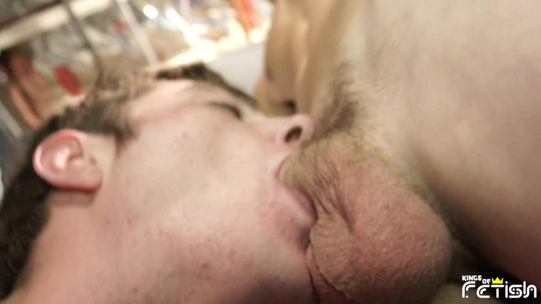 Gay Diaries: Brunetka dmucha dużego kutasa i dostaje jego ciasny tyłek wiercony...