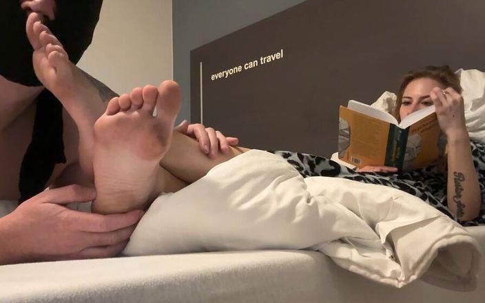 Czech Ladies: Ele cheira o perfume dos meus pés suados e eu...