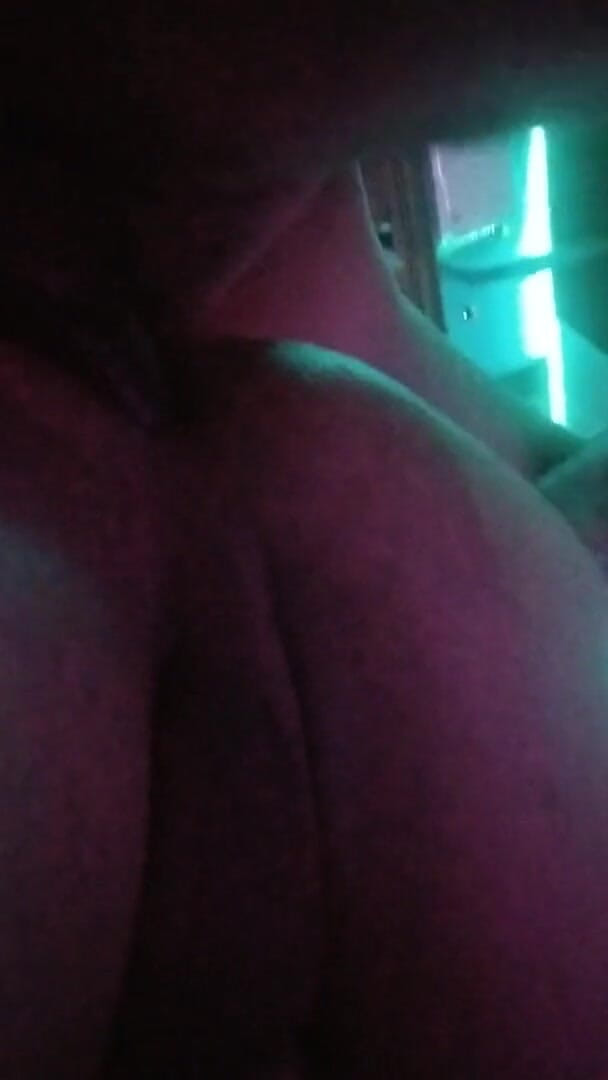 Omniequeenjay: Je profite juste de la bite de 8 pouces de papa