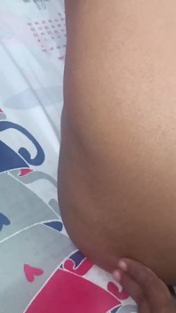 新婚夫妇在床上的晨间咖啡浪漫
