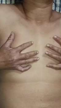 Verdadera esposa burlándose de sí misma y apretando sus tetas - pasión lenta