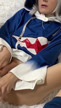 Transgender cosplay con cavalca analmente un grosso dildo