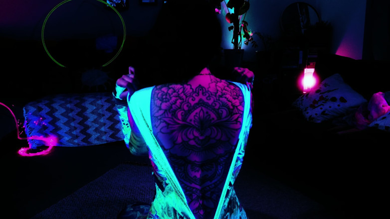 Goddess Transcendence: Neon raver lagi asik ngencingin dan ngentot memeknya pakai kopling...