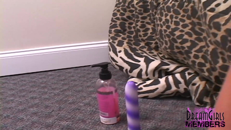 Dream Girls: Gorgeous Ryan cums In my dorm room