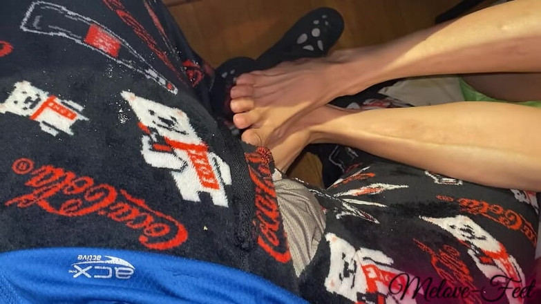 Naelor: Melove veut faire plaisir à Naelor avec ses pieds sexy et...