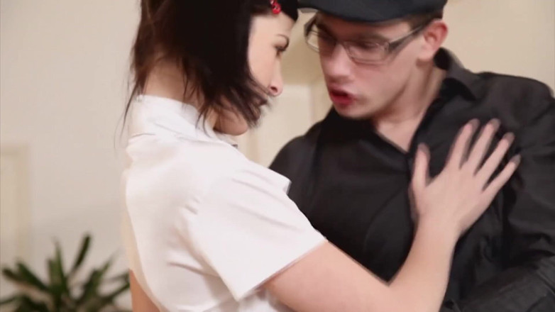 Lethal Teens: Tiener brunette komt langs bij hem thuis om hard geneukt...