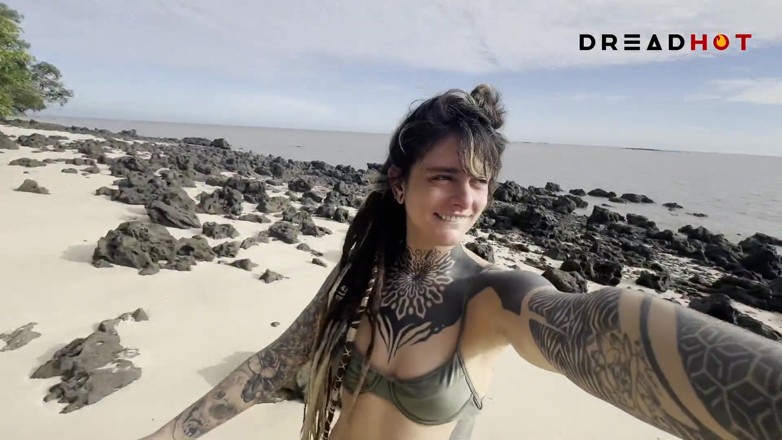 Dread Hot: Saya membuat semprotan yang sangat lezat di pantai yang sepi...