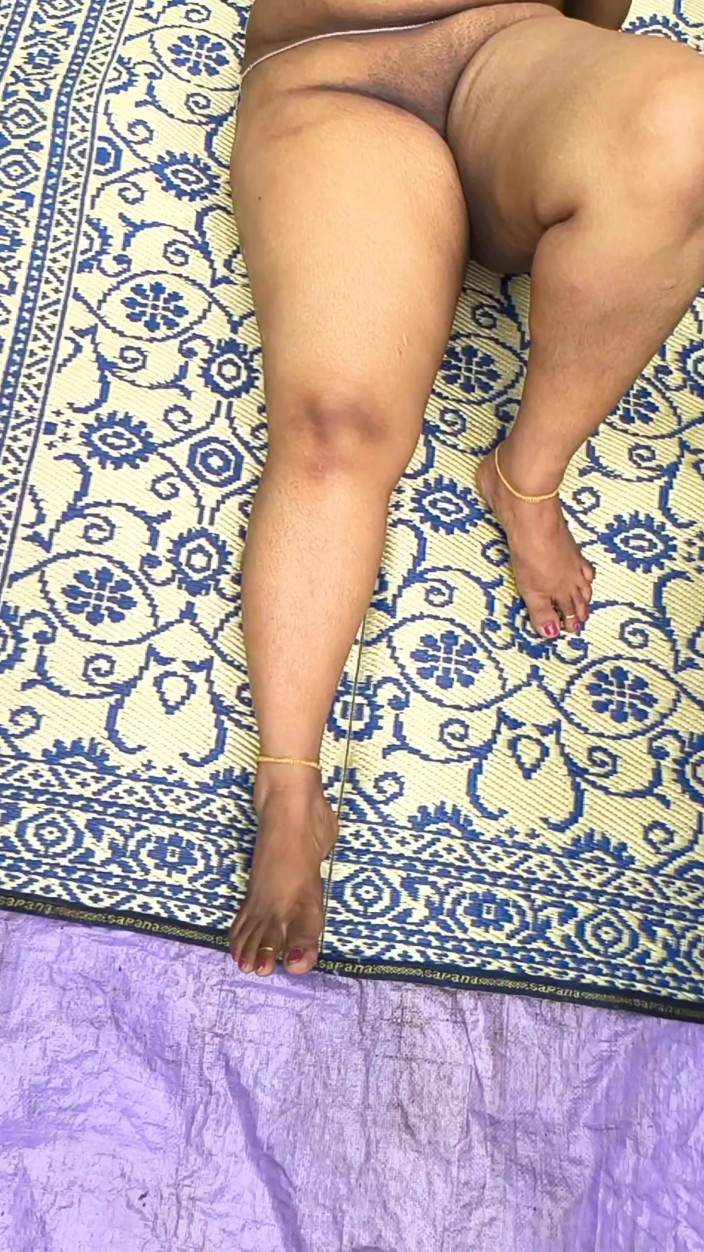 Anne Ipe: Ficando nua em um dia chuvoso, menina indiana