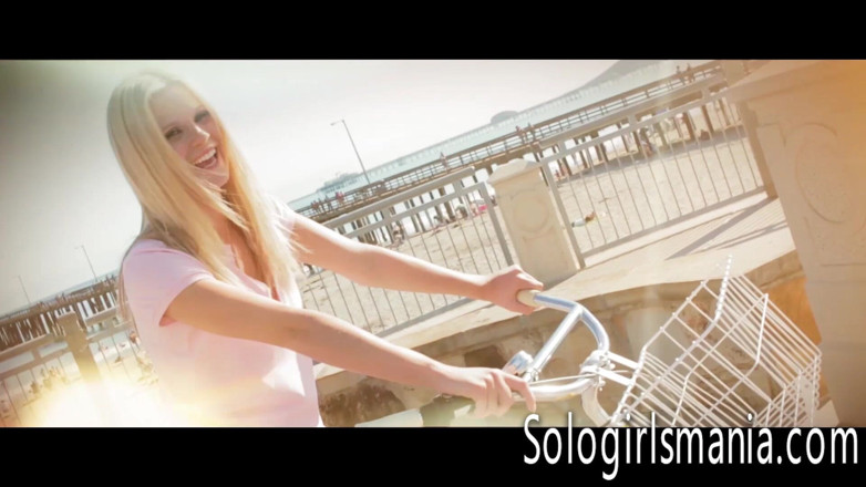 Solo girls mania: Scarlet Red masturbuje její kundičku