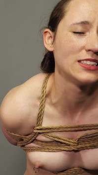 Sclava Mila suportă orgasmul după orgasmul legat până când se leagănă de la frânghia legată (1080p)