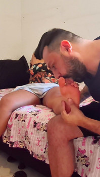 Chupando Pés, Buceta E Mamando Igual Bebê Nos Peitos Suculentos