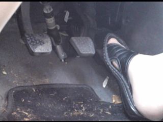 Carmen_Nylonjunge: Auto: Pantoffel und Pedalpumpen