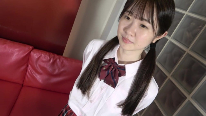 japan banana: 18. en smal japansk skönhet i uniform. Hon ger avsugning...