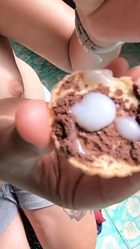 Mengisap kontol dengan air mani di akhir kue. Jilat sperma