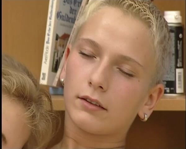 YOUR FIRST PORN: Daisy &amp; Nora - Schiebt Den Dildo Richtig Tief Rein. Duw de...