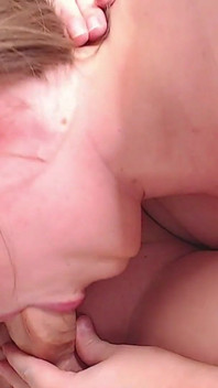 ゲーマーのレズビアンがなめられ、トランスのガールフレンドに犯される