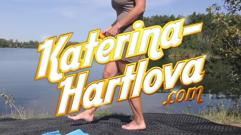 Katerina Hartlova: Sahilde büyük doğal memeli orta yaşlı seksi kadın