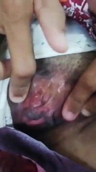Teen ragazza a casa da sola tette piccole e masturbazione figa calda