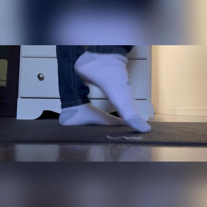 Tan feets: 穿着运动鞋和袜子脱鞋的混血拉丁女郎tanfeets giantess被卡住