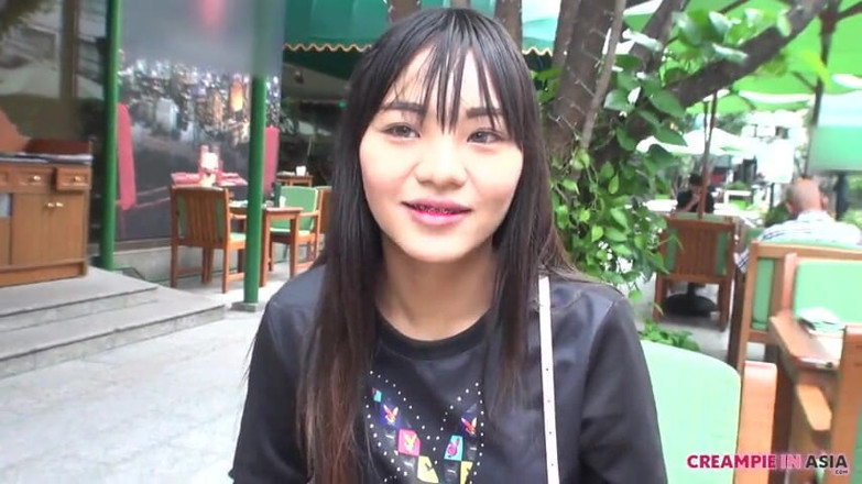 Creampie In Asia: I suoi lunghi capelli neri sono buoni sul suo corpo...