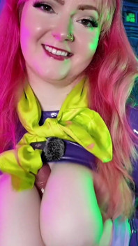 ¡jinkies! Daphne Encuentra Tu Pista Y Resuelve El Caso De Grandota Cosplay - Primer Plano