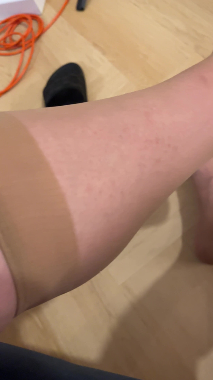 Feet: Pertunjukan alas kaki dengan kaus kaki setinggi lutut