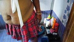 Hot bhabi: Priya se sprchuje v uniformě vysoké školy, tak sexy pohled