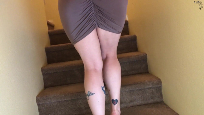 Nikki's Fetishes: Flexing Calves While Climbing Stairs