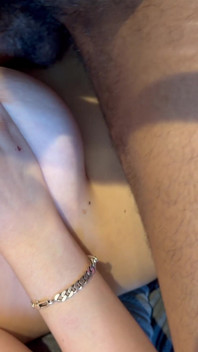Lucky Hookup šuká moje prsa a pokrývá moje prsa v jeho mrdce