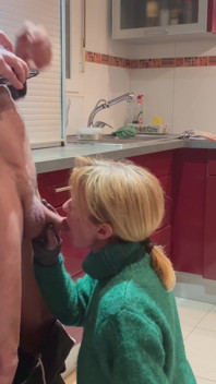 El vine în bucătărie cerând o muie și ajunge să ejaculeze în gura mea - soție sexy amatoare