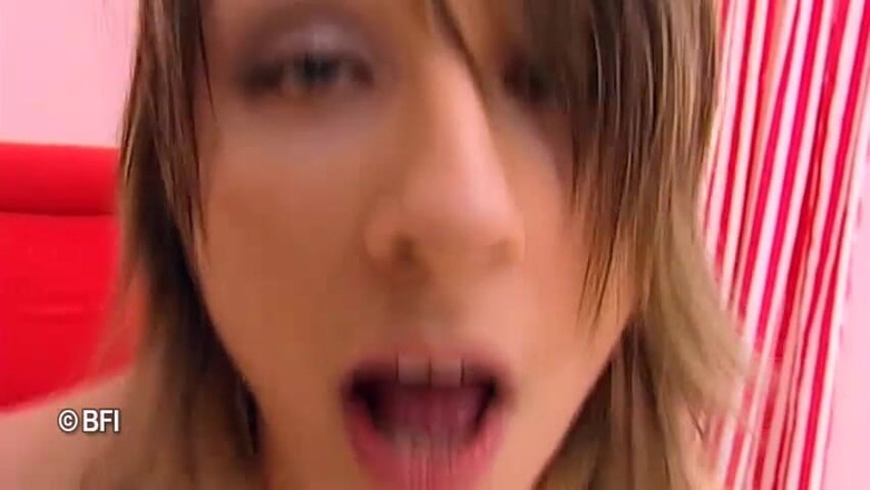 Merciless Fuck: 大屁股黑发女郎，口交和性交特写