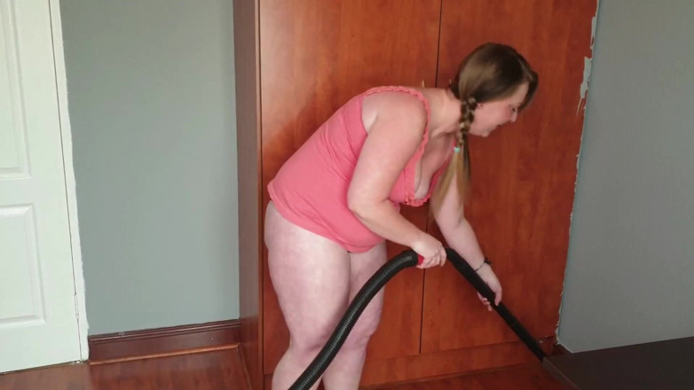 domslutfucker: Pigtailed blek BBW klär av sig för att dammsuga hennes...