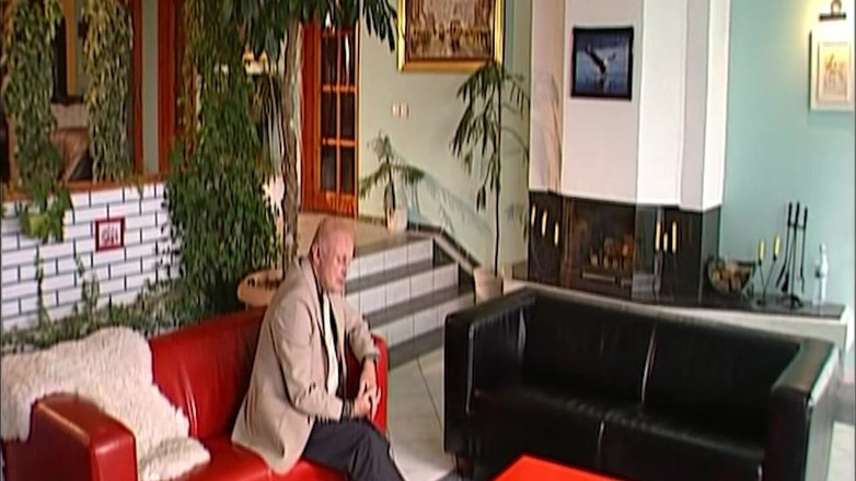 Erotic Club: Velké černé péro protahuje blonďatou kundičku Wide - Babička jí kundičku