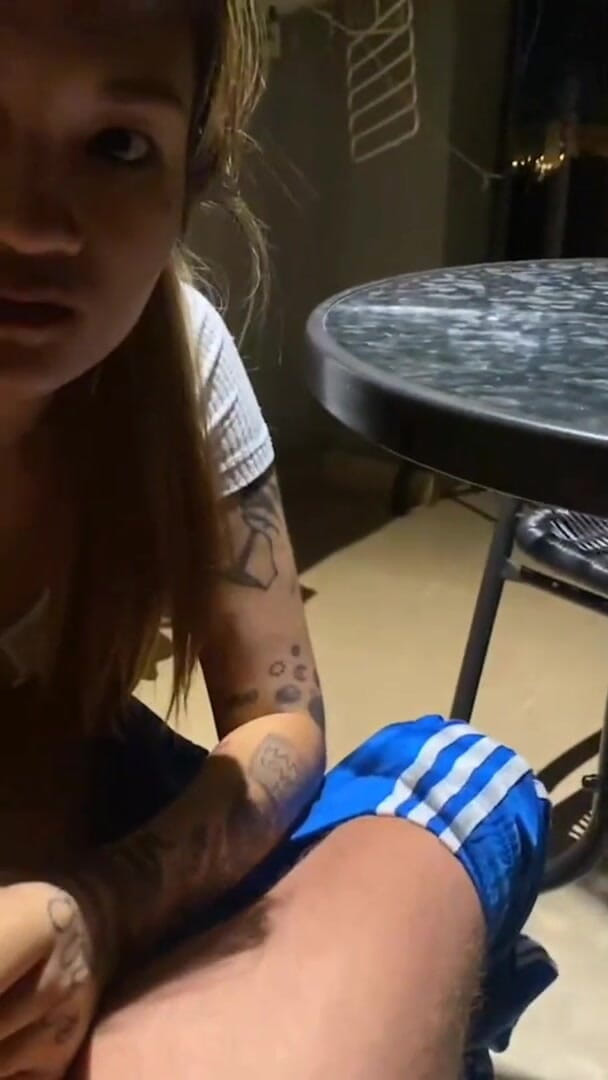 Delia Sugar: Delia sugar gibt einen schlampigen blowjob, bevor sie hart gefickt...