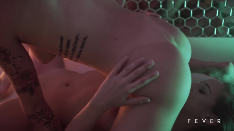 Fever Films: Fată tatuată suge o pizdă delicioasă