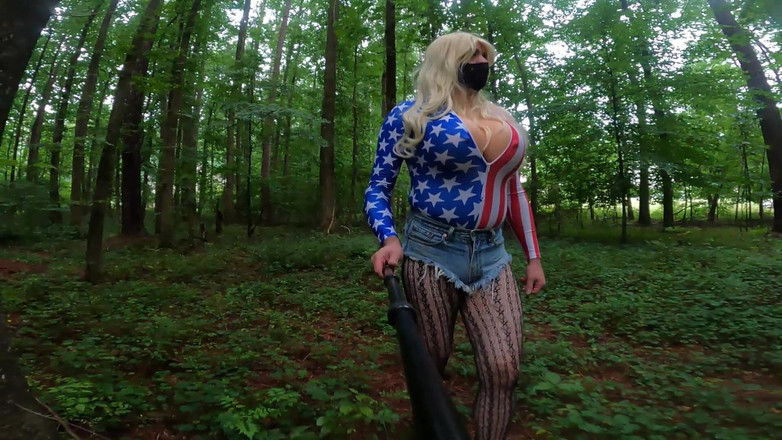 Jon Screcrow: 4 de julho Gigante Fake Tits Crossdresser em Daisy Dukes...