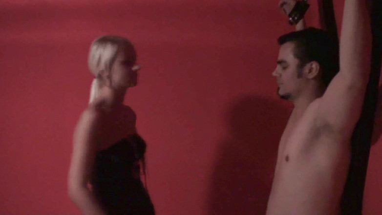 Femdom Austria: Pendu et giflé