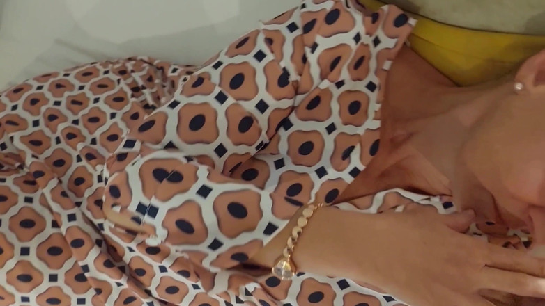 Selena701: Amateur Blonde Ehefrau Genießt Sex Halb Nackt