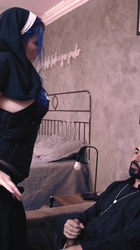 La nonne Madalena se fait éjaculer dans le cul, très coquine, elle fait sortir le sperme pendant que le curé regarde.