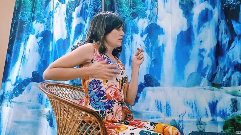 Bolly Karma: MILF seksi mengambil kote hitam besar dengan cara kotor