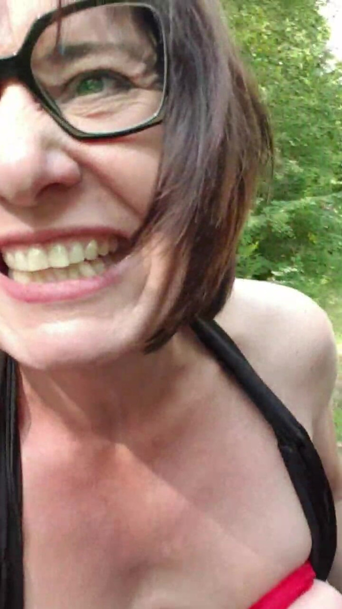 JulieEroticDress: Nago bieganie na poboczu drogi z squirtem