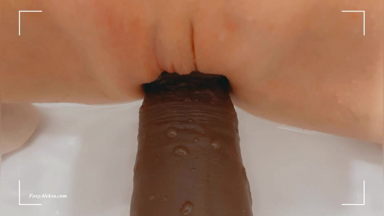 FoxyAleksa: 青少年通常在浴室里做些什么？用大阴茎撑开我紧致的阴部
