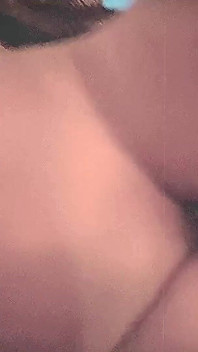 Azgın orta yaşlı seksi kadın maskeyle aldatırken kendini filme alıyor ve fışkırtıyor