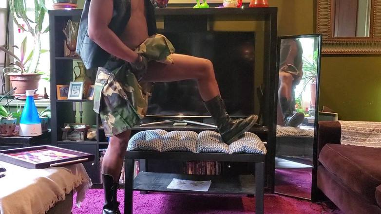 Kennie Jai: Kennie Jai se mostra em um Kilt com BBC e...