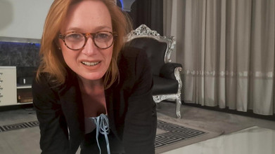 Amateur-Agent: Versaute ginger mit dicken möpsen wird als sexy geschäftsdame angezogen