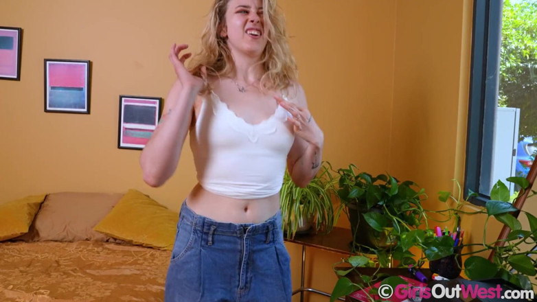 Girls Out West: Fofa loira peituda com mamilos perfurados dança e se masturba