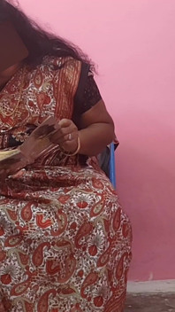 Aku lagi asik ngentot memek ibu tirinya sendiri!